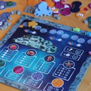 Tablero y componentes del juego de mesa Lumicora en inglés por la editorial Pegasus Games