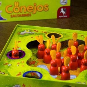 Componentes y figuras del juego de mesa Conejos Saltarines en Español por la editorial Maldito Games