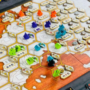 Componentes y tablero del juego de mesa Crusaders Thy Wull be done en Inglés por la editorial Renegade Games