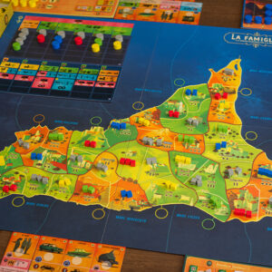 Componentes, tablero y fichas del juego de mesa La famiglia: La gran guerra de la mafia en Español por la editorial Maldito Games