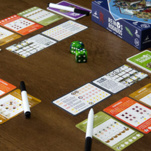 Tableros y componentes del juego de mesa Reinos Rodados Relanzados en Español por la editorial Maldito Games