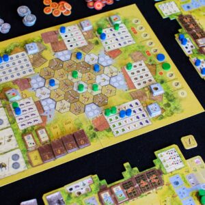 Componentes del juego de mesa La Granja en Inglés por la editorial Stronghold Games