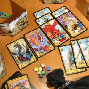 Cartas y arte del juego de mesa Dragon’s Gold en Español por la editorial Gen X Games