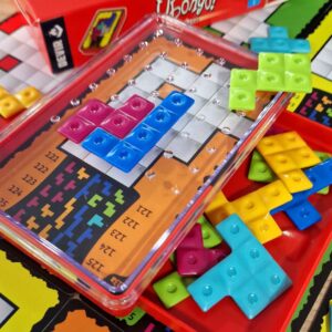 Componentes del juego de mesa Ubongo Brain Game en Español por la editorial Devir