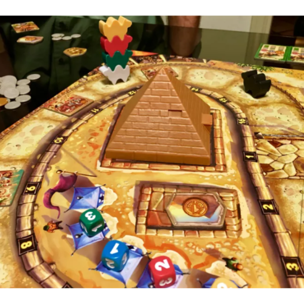 Componentes del juego de mesa Camel Up el juego de bazas en español por la editorial Masqueoca